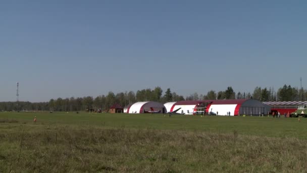 Flugplatz. Blick auf Flugzeug reduziert und steigt wieder — Stockvideo