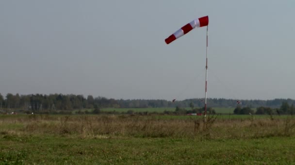 Vue de la chaussette à vent à l'aérodrome en été — Video