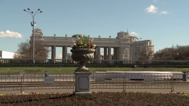 Aiuola nel parco sullo sfondo della città punto di riferimento — Video Stock