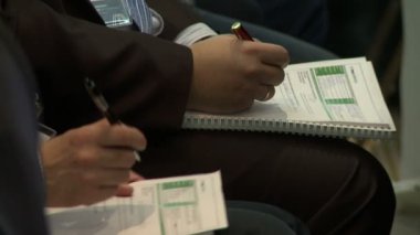 İş toplantısı. Erkekler el kitabında notlar