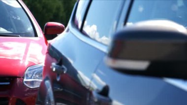 kırmızı ve mavi araba yakın çekim odak