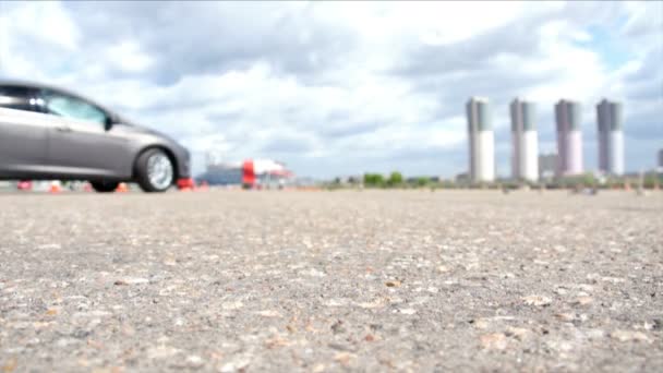 Coche en movimiento - arena de prueba de conducción — Vídeo de stock