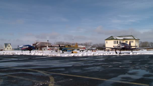 Luchthaven in de winter. — Stockvideo