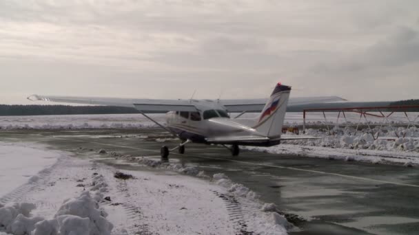 飛行機滑走路に立って. — ストック動画