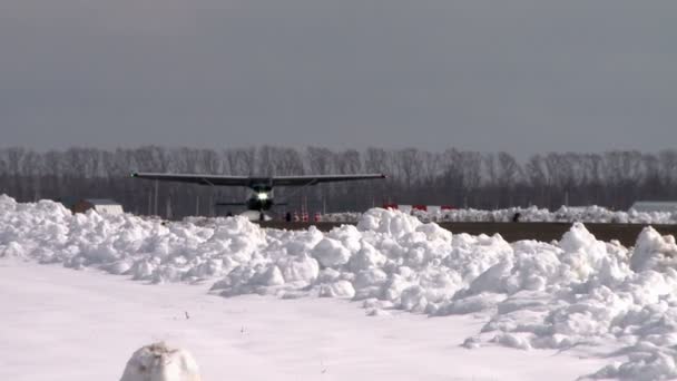 Avião em pé em uma pista pronta para decolar  . — Vídeo de Stock