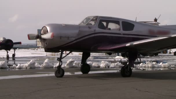 Airplane blade spinnong close up shot. — Stock Video