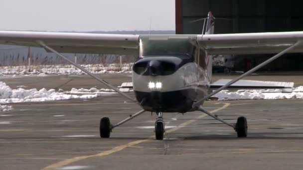 Flugzeug bewegt sich auf Landebahn. — Stockvideo