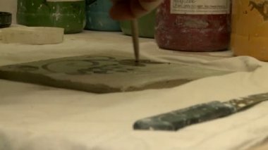 Sanatçı kendi kendine yapılan Seramik Karo desenlendirme