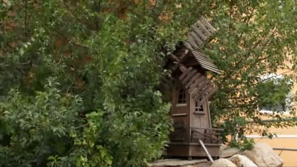 Декоративная мельница под деревом . — стоковое видео