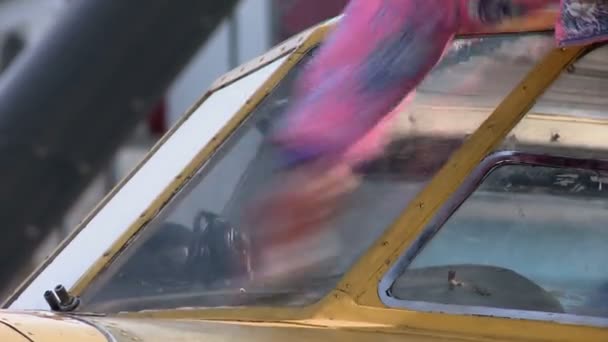 Вид женщины очищает стеклянные самолеты — стоковое видео