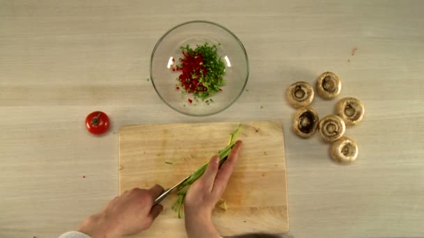 Vista in prima persona per preparare i funghi ripieni — Video Stock