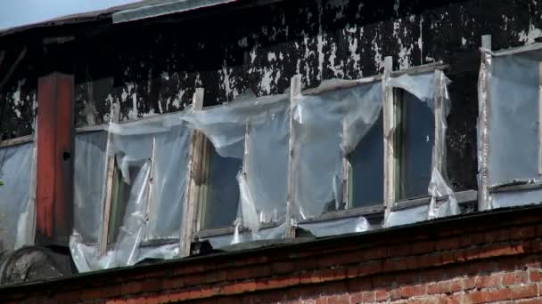 Venster voor verlaten gebouw — Stockvideo