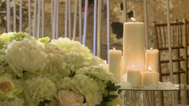 Yanan mumlar ve çiçek dekorasyon iç olarak