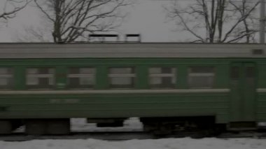 Kışın pistlerde ayakta tren görüntüsünü