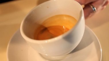 Barista krem kahve ve çizim desen ekler