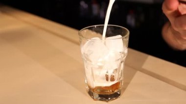 Barmen kokteyl süt ekleyerek görünümünü