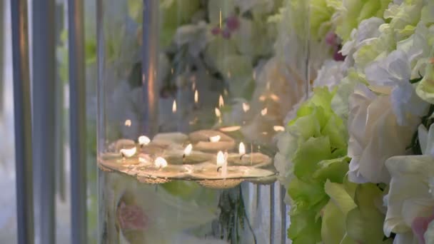 Blick auf geschmolzene Kerzen in Glasvase — Stockvideo