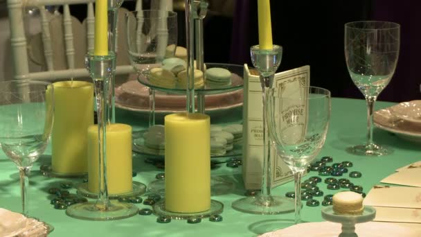 Mesa de banquete decorada com bom gosto — Vídeo de Stock