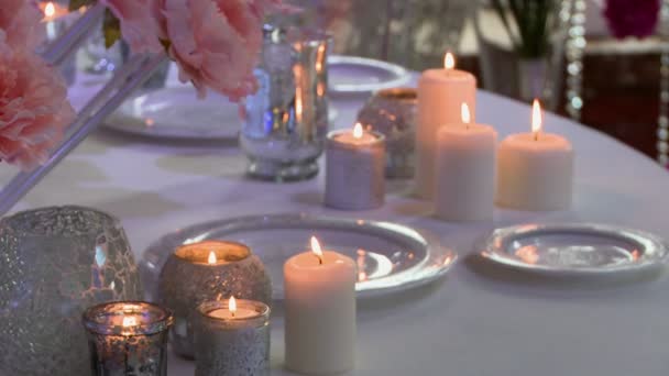 Velas encendidas en la mesa de la boda, primer plano — Vídeos de Stock