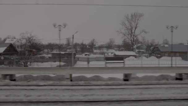 Vista de la estación de tren desde el tren en movimiento — Vídeos de Stock