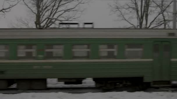 Imagen del tren parado en las vías en invierno — Vídeos de Stock