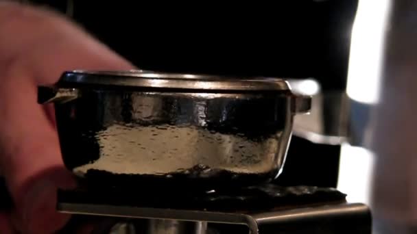 Machine moderne pour moudre les grains de café — Video