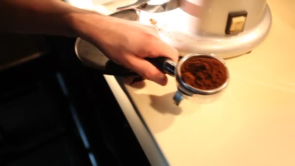 Barista ισοπέδωσε αλεσμένο καφέ με το χέρι — Αρχείο Βίντεο