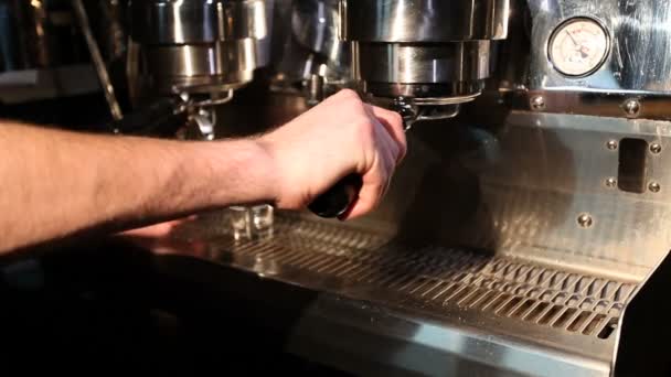 Vista de barista utiliza máquina de café — Vídeo de stock