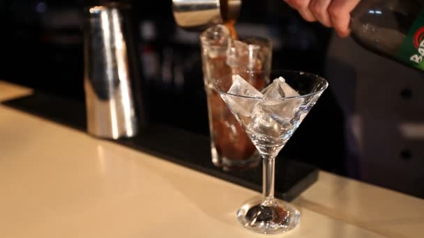 Weergave van barman mixen cocktails lagen — Stockvideo