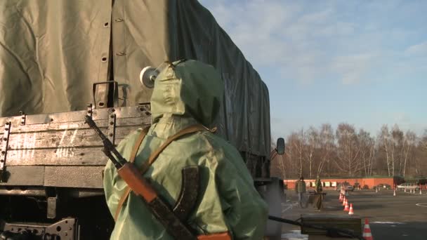 Soldaten desinfizieren Lastwagen — Stockvideo