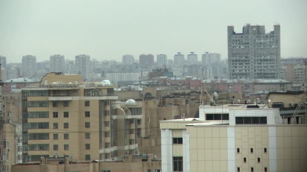 Bovenste etages van hoogbouw in de stad — Stockvideo