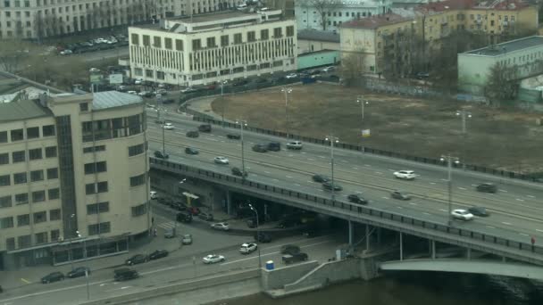 Vista superior del tráfico en el centro de la ciudad — Vídeo de stock