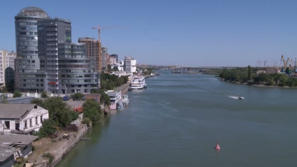 Utsikt över floden delar staden i två delar — Stockvideo