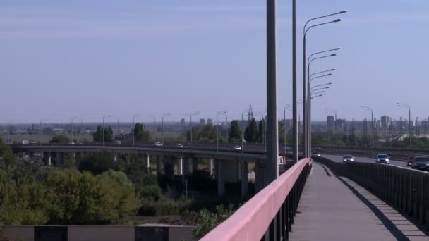 Blick von der Brücke auf den Straßenverkehr bei sonnigem Wetter — Stockvideo