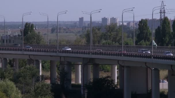 Trânsito rodoviário. Vista de carros em movimento na ponte — Vídeo de Stock