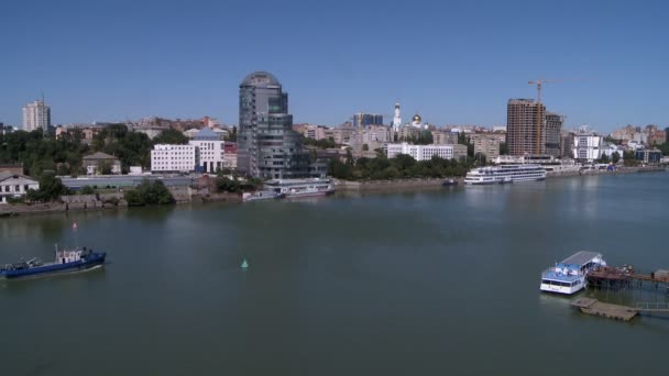 Vista del río y la arquitectura en el centro de la ciudad — Vídeos de Stock