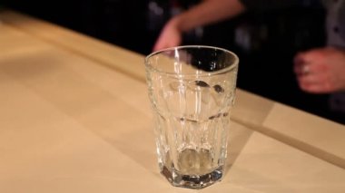 Barmen görünümünü buz küpleri kokteyl cam koyar.