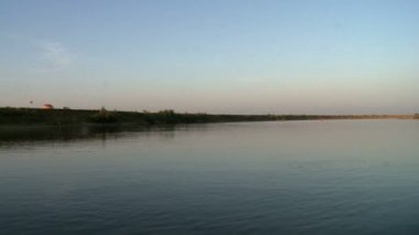 Göl üzerinde uçan sıcak hava balonu gelen görüntülemek