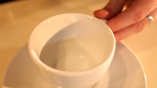 Blick auf Barkeeper schüttet Milch in Tasse — Stockvideo