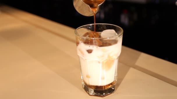 Barista prepara cóctel de café frío con licor — Vídeos de Stock