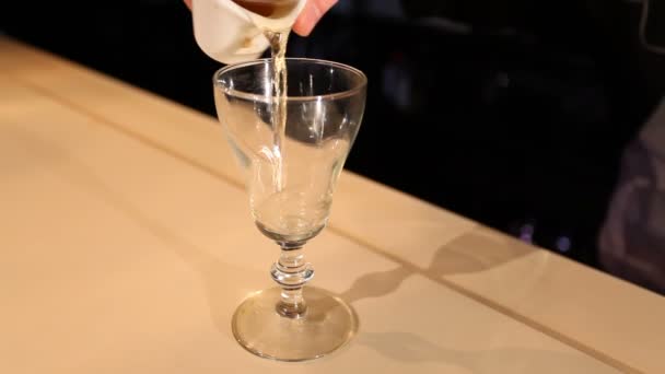 Barista giet de siroop in cocktailglas — Stockvideo