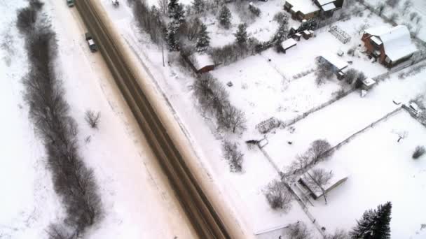 Vista desde arriba de los coches en movimiento en la carretera — Vídeos de Stock