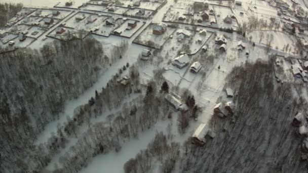 在乡镇的冬天。顶视图的白雪皑皑的解决 — 图库视频影像