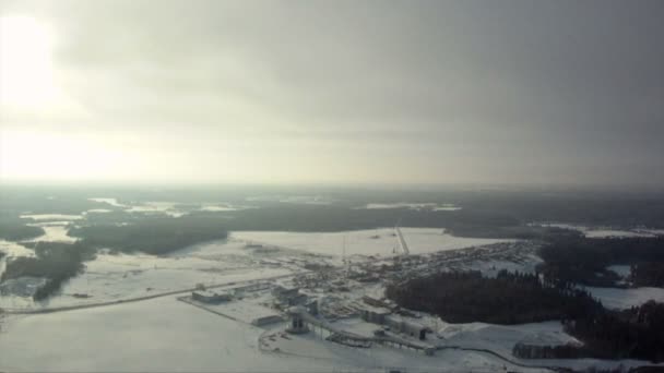 Vista desde arriba de los campos cubiertos de nieve y bosques — Vídeo de stock