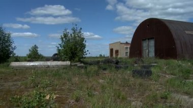Paslı terk edilmiş hangar