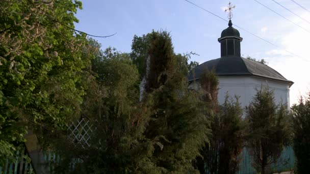 Utsikt över vackra ortodoxa kyrkan på kyrkogård — Stockvideo