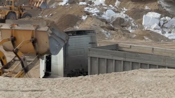 Vista de cargadoras de ruedas de trabajo para trabajos de excavación — Vídeo de stock