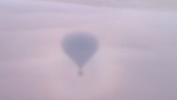 Верхний вид летящего воздушного шара зимой — стоковое видео