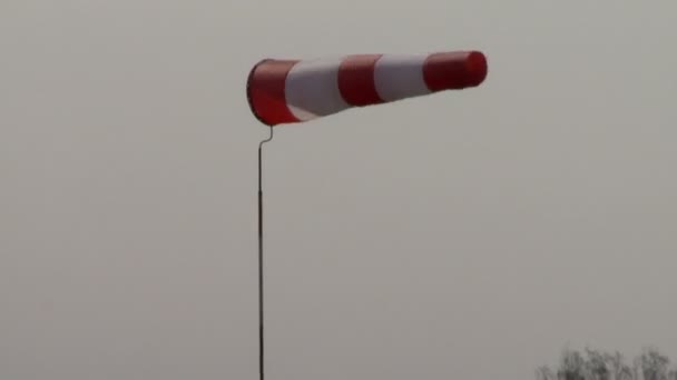 Windsock en el fondo del cielo sombrío — Vídeos de Stock