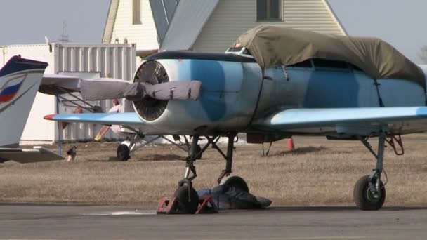 Eenmotorige vliegtuigen met gehuld propeller — Stockvideo